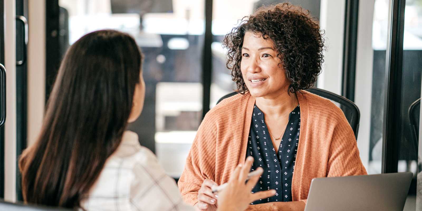HR professional talking to employee about w-2 requirements