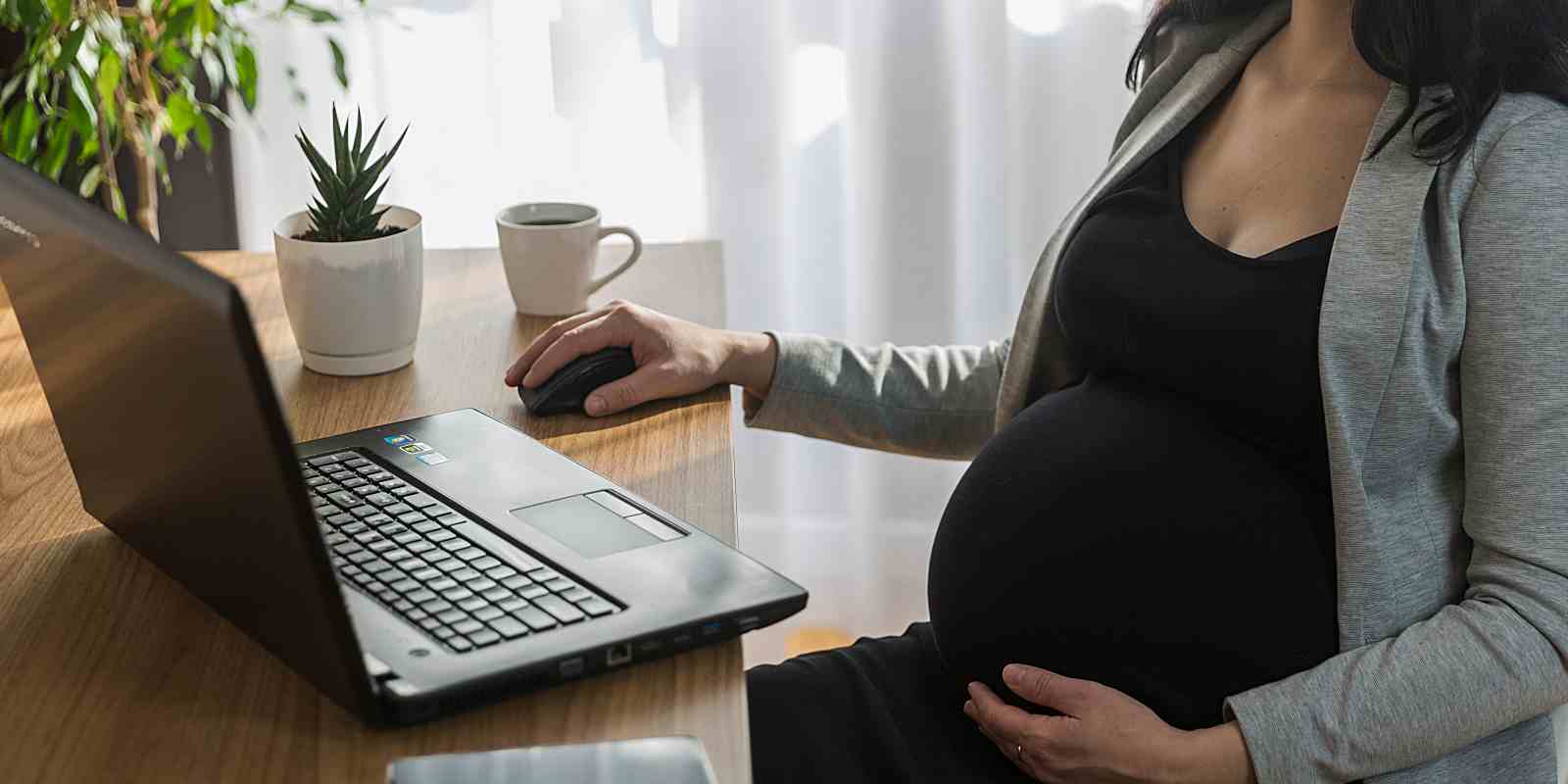 pregnant women working at her desk at work