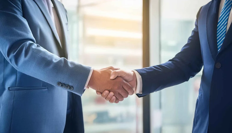 Two-businessman-in-business-suits-shaking-each-others-hands